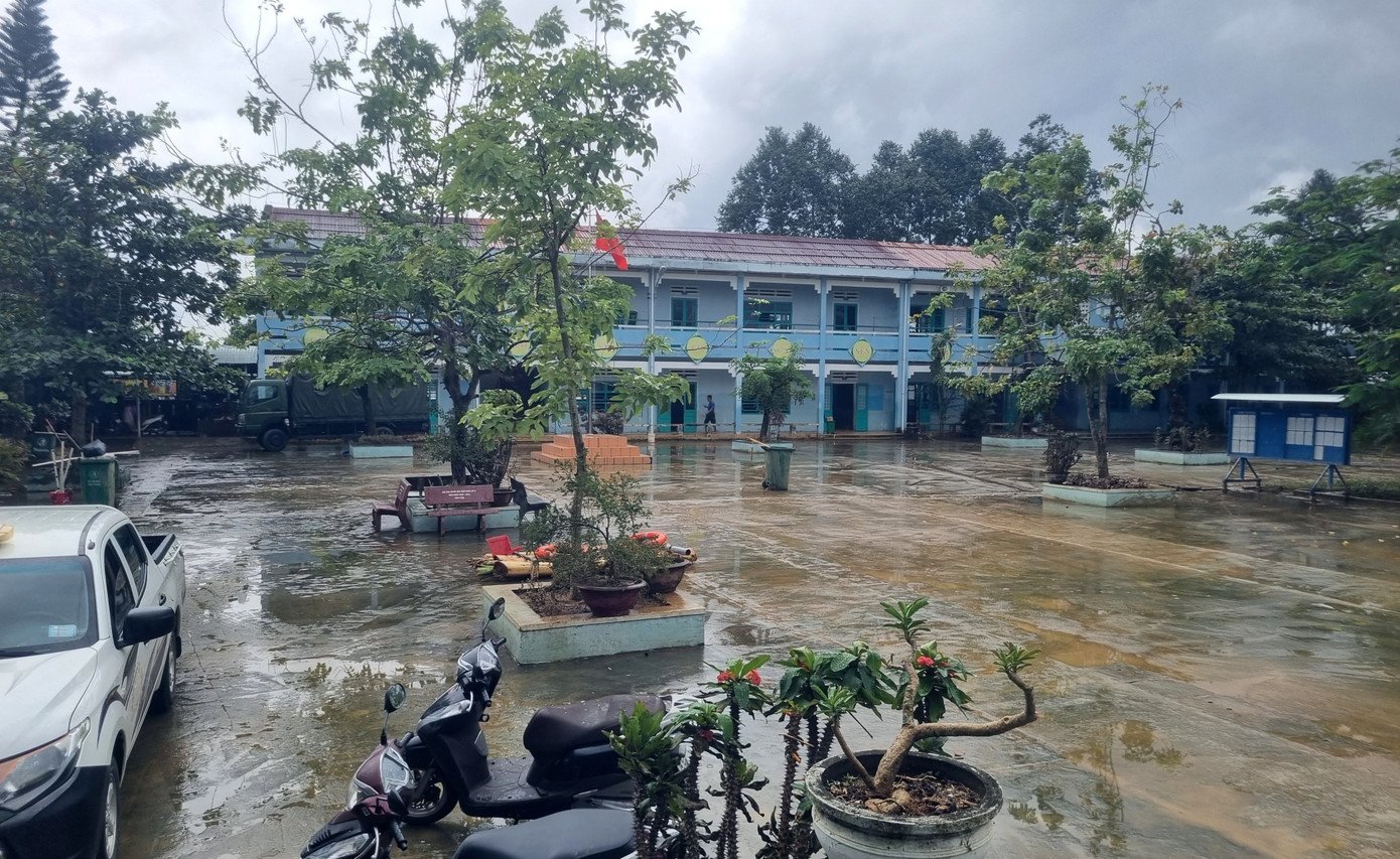 Thầy cô dọn lũ từ tinh mơ chờ đón học trò tới lớp - 7