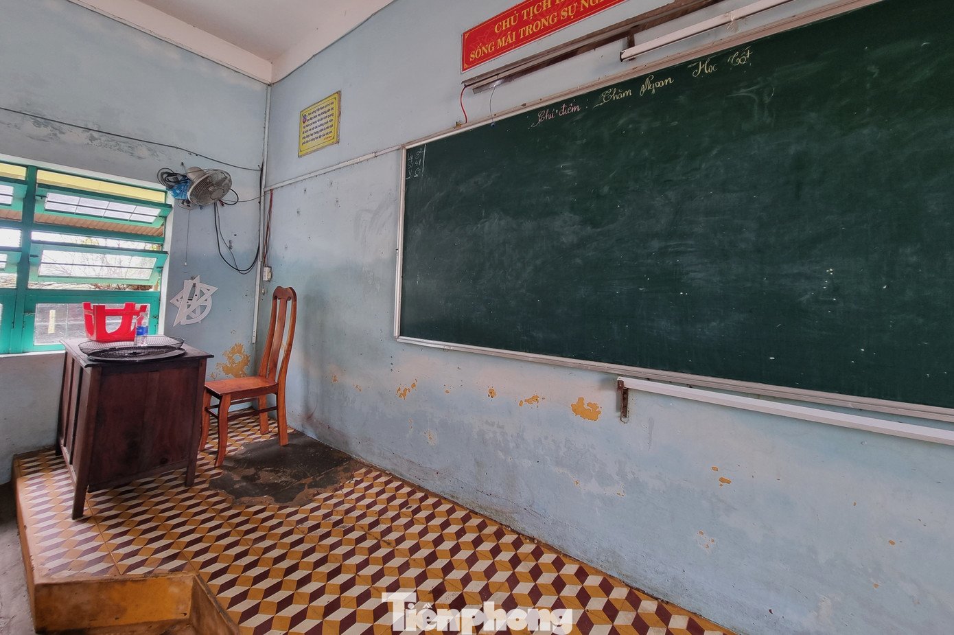 Thầy cô dọn lũ từ tinh mơ chờ đón học trò tới lớp - 8