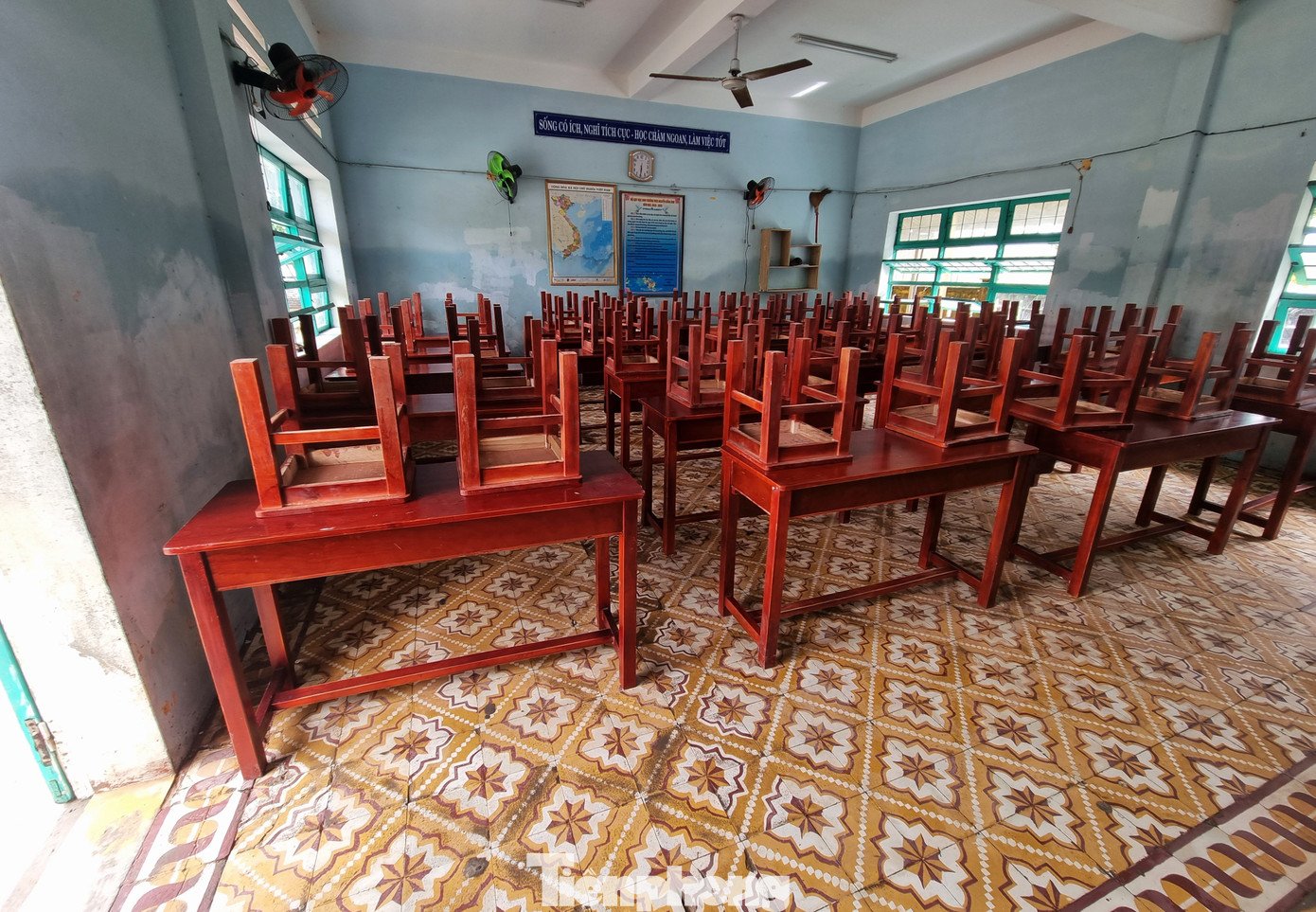 Thầy cô dọn lũ từ tinh mơ chờ đón học trò tới lớp - 9