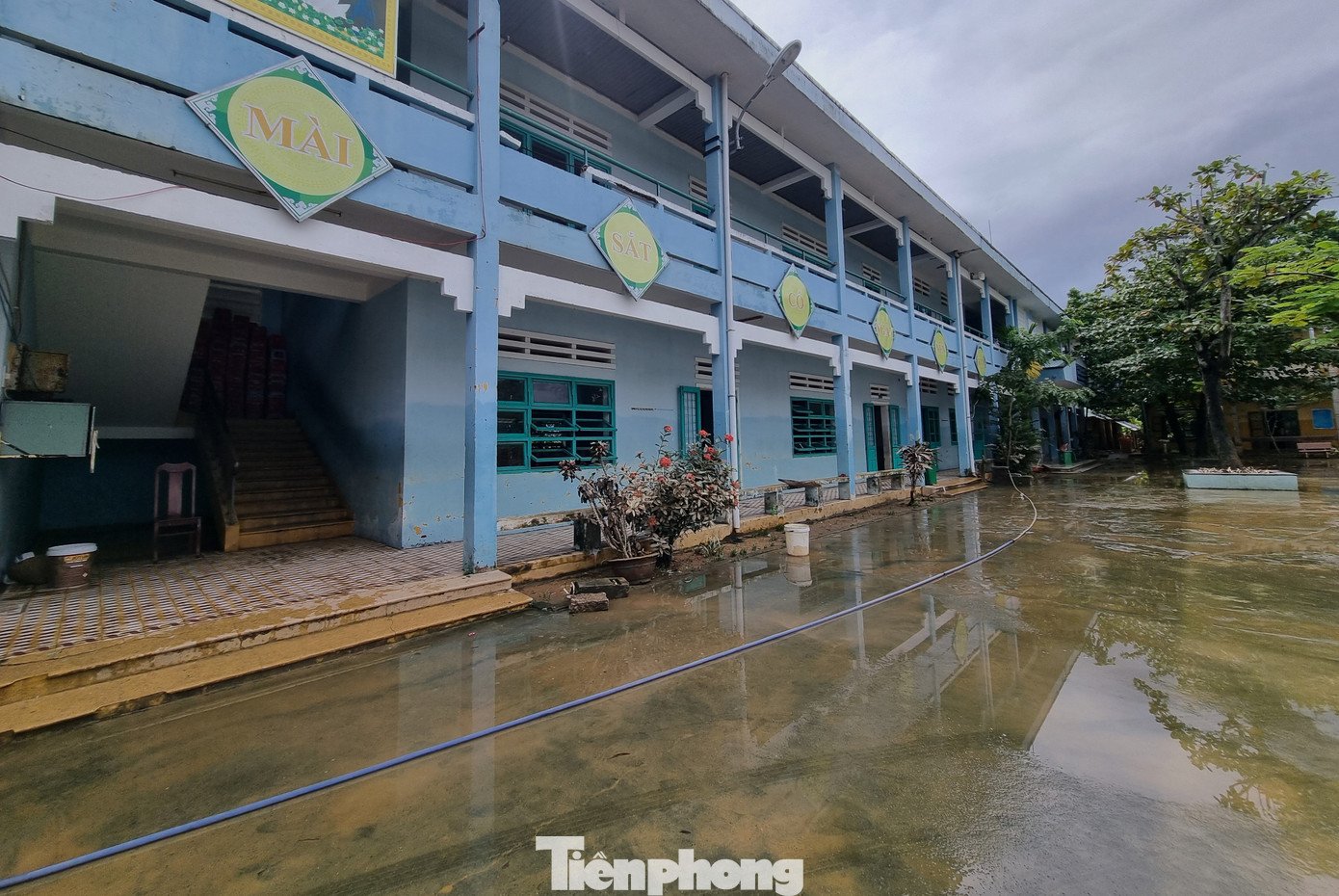 Thầy cô dọn lũ từ tinh mơ chờ đón học trò tới lớp - 10