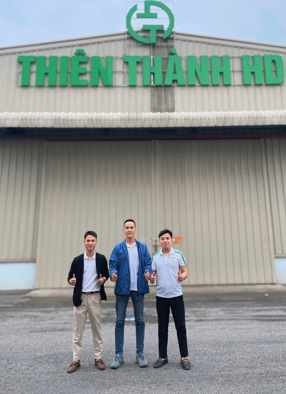 Hình trong ảnh theo thứ tự từ trái sang phải là Thăng lucke, Lê Đức Độ và Khuyến Pro