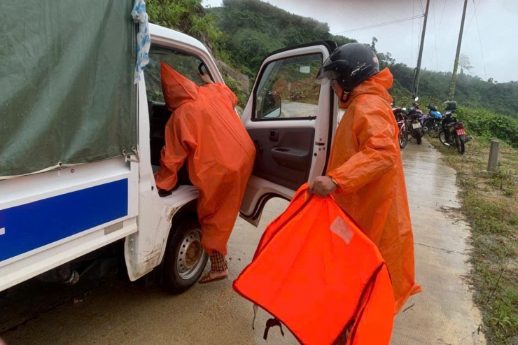 Chị Khuyên được xe chuyên dụng của lực lượng công an đưa đến cơ sở y tế