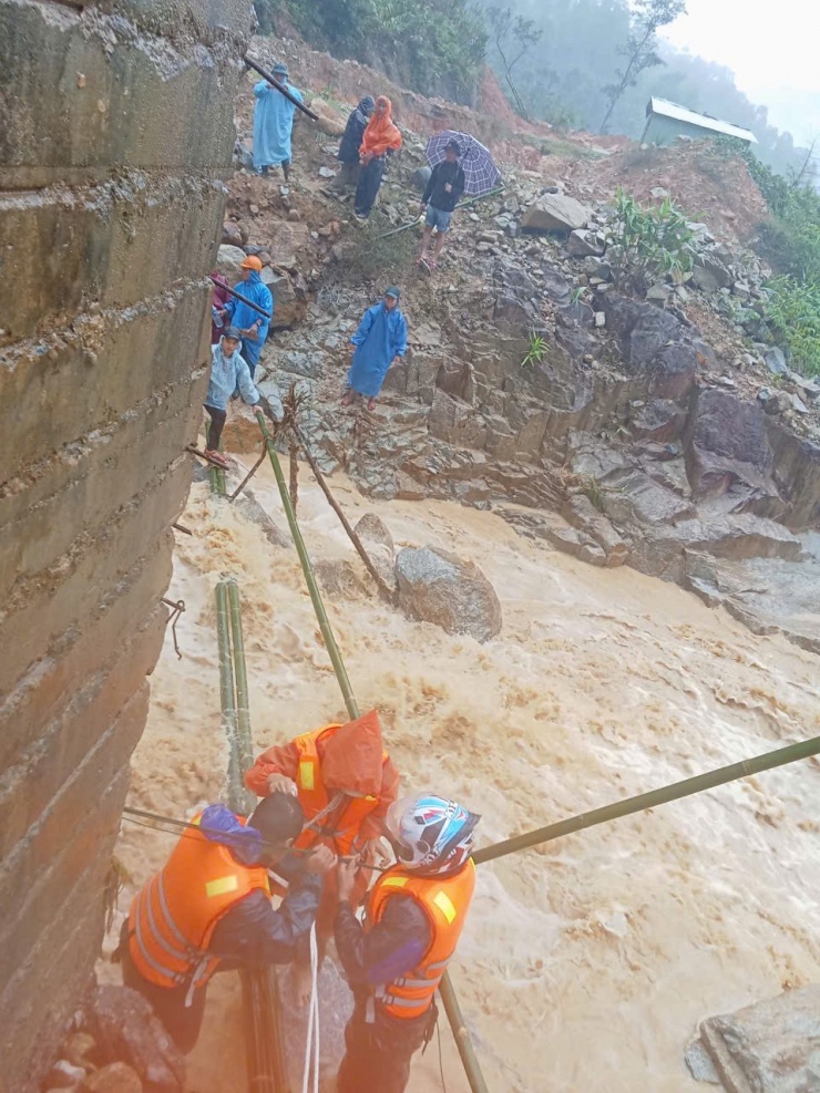 Cô giáo được đưa qua suối an toàn. Ảnh: Phước Sơn Đài