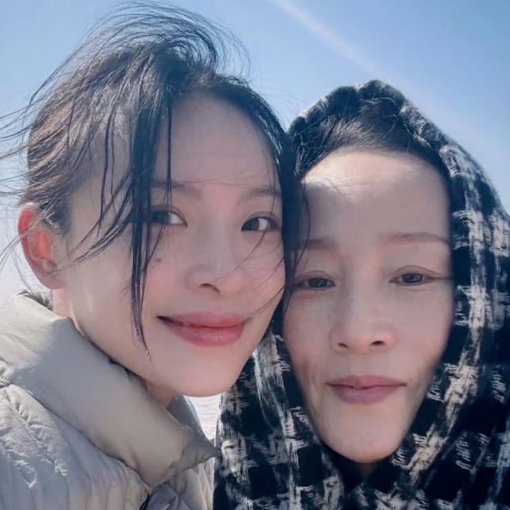 Mặc dù lớn lên với các bài học khiêu vũ, mẹ cô (bên phải) đã từ chối lời đề nghị của giáo viên về việc cô theo đuổi đào tạo khiêu vũ chuyên nghiệp, thay vào đó, ưu tiên thành tích học tập ấn tượng của cô.