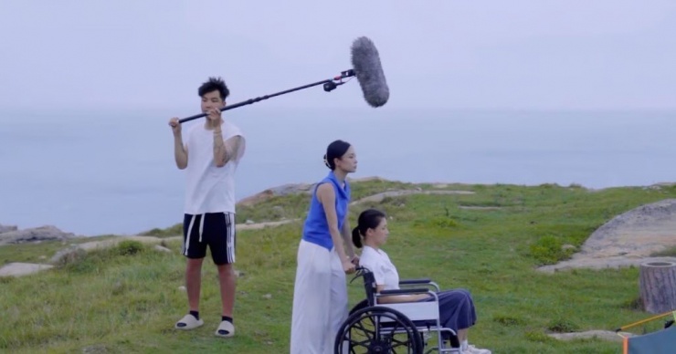 Với 260.000 người theo dõi trên nền tảng mạng xã hội, Tăng Sảng Nghi từng đảm nhận các vai phụ trong các bộ phim truyền hình nổi tiếng như Under the Skin 2 (2024) và The Burning River (2020)... Cô đã từ bỏ một công việc lương cao và một lối sống sôi động, nhưng đổi lại, cô đã đạt được điều mà cô mô tả là "tự do trong cuộc sống".