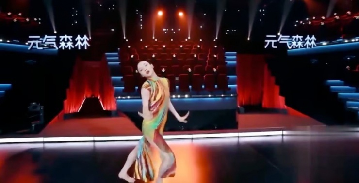 Tăng Sảng Nghi được công chúng chú ý sau khi tham gia chương trình tìm kiếm tài năng Trung Quốc Produce Camp 2020 và kể từ đó đã xuất hiện trong nhiều chương trình truyền hình.