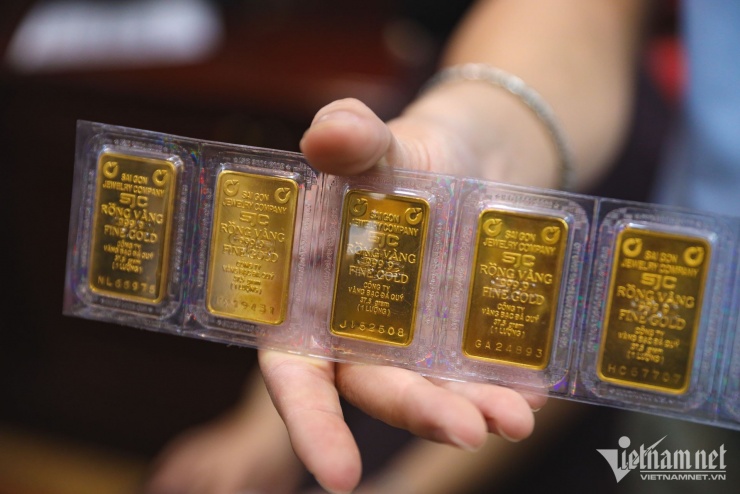 Vàng mua xong ‘để dưới gầm giường’, đầu cơ chờ giá tăng: Kiến nghị áp thuế 10% với kinh doanh vàng - 1
