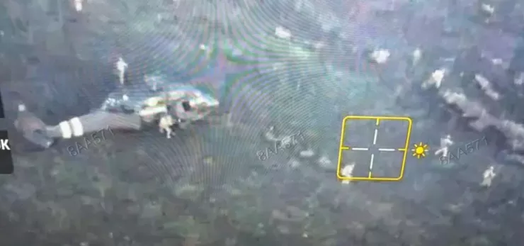 Hình ảnh cắt từ video dường như cho thấy một trực thăng Ukraine hạ cánh trong khu vực Pokrovsk ngày 31-10. Ảnh: Oliver Carroll/X