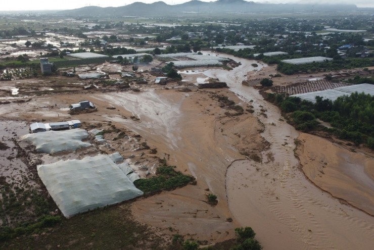 Nước từ hồ chứa vỡ đổ ập xuống khu dân cư trong đêm