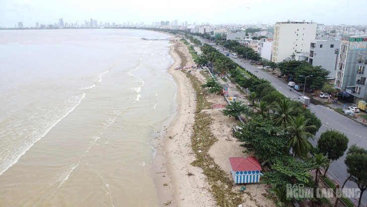 Hàng trăm mét bờ biển Đà Nẵng ngập ngụa rác sau mưa lũ