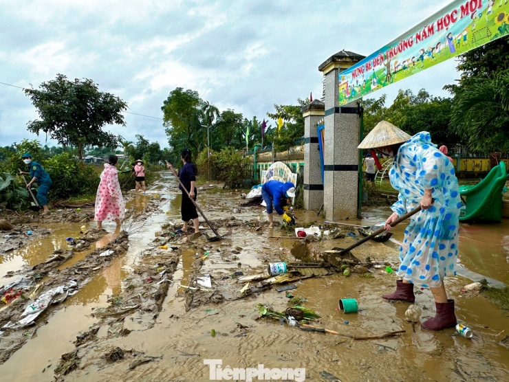 Trường học Đà Nẵng vẫn ngổn ngang bùn đất, lo lắng mưa lũ trở lại - 1