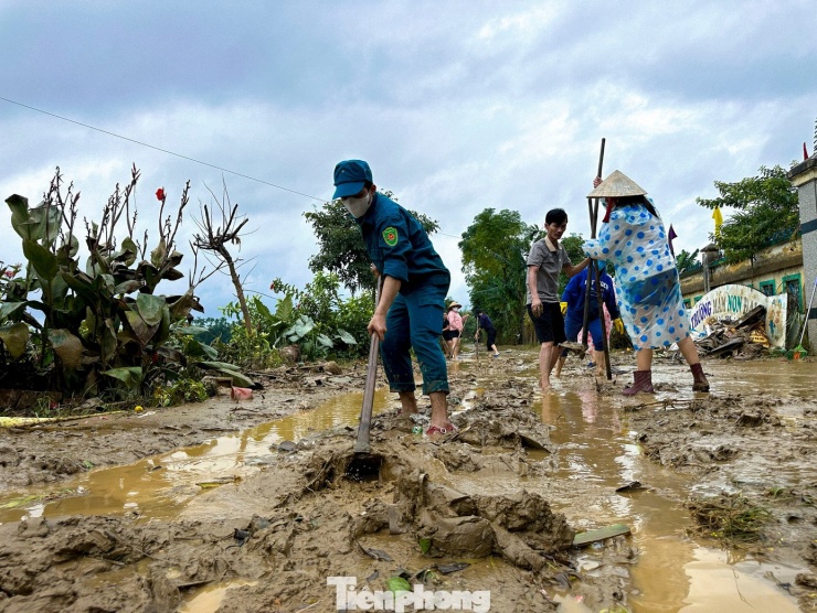 Trường học Đà Nẵng vẫn ngổn ngang bùn đất, lo lắng mưa lũ trở lại - 11