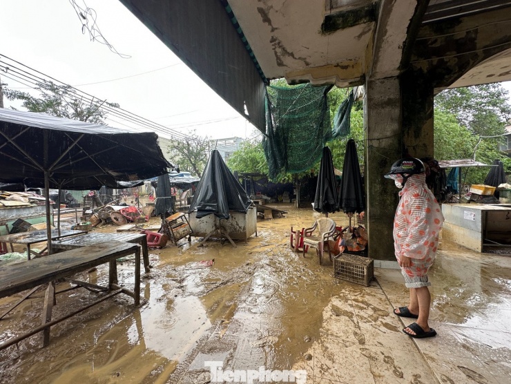 Trong khi đó, khu vực quanh chợ Ngã Tư Ái Nghĩa (xã Đại Lộc) vẫn còn ngổn ngang, hàng hóa hư hỏng, bùn đất và rác thải sau đợt ngập lũ. Nhiều tiểu thương đang tất bật thu dọn, cố gắng khắc phục thiệt hại để sớm buôn bán trở lại.