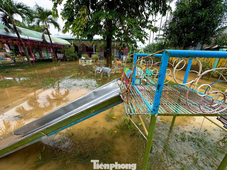 Trường học Đà Nẵng vẫn ngổn ngang bùn đất, lo lắng mưa lũ trở lại - 17