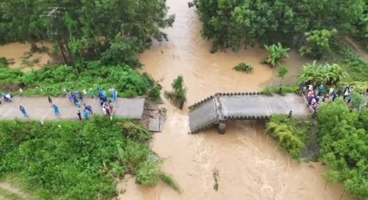 Thời điểm xảy ra sự việc, có một người cùng xe máy bị rơi xuống nước, nhưng đã nhanh chóng bơi được vào bờ, còn xe máy vẫn chưa được tìm thấy.