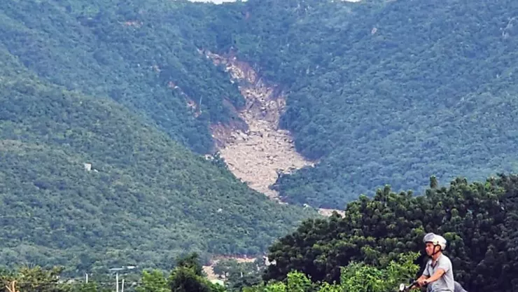 Khu vực hồ chứa trên núi rất cao so với khu dân cư phía dưới.