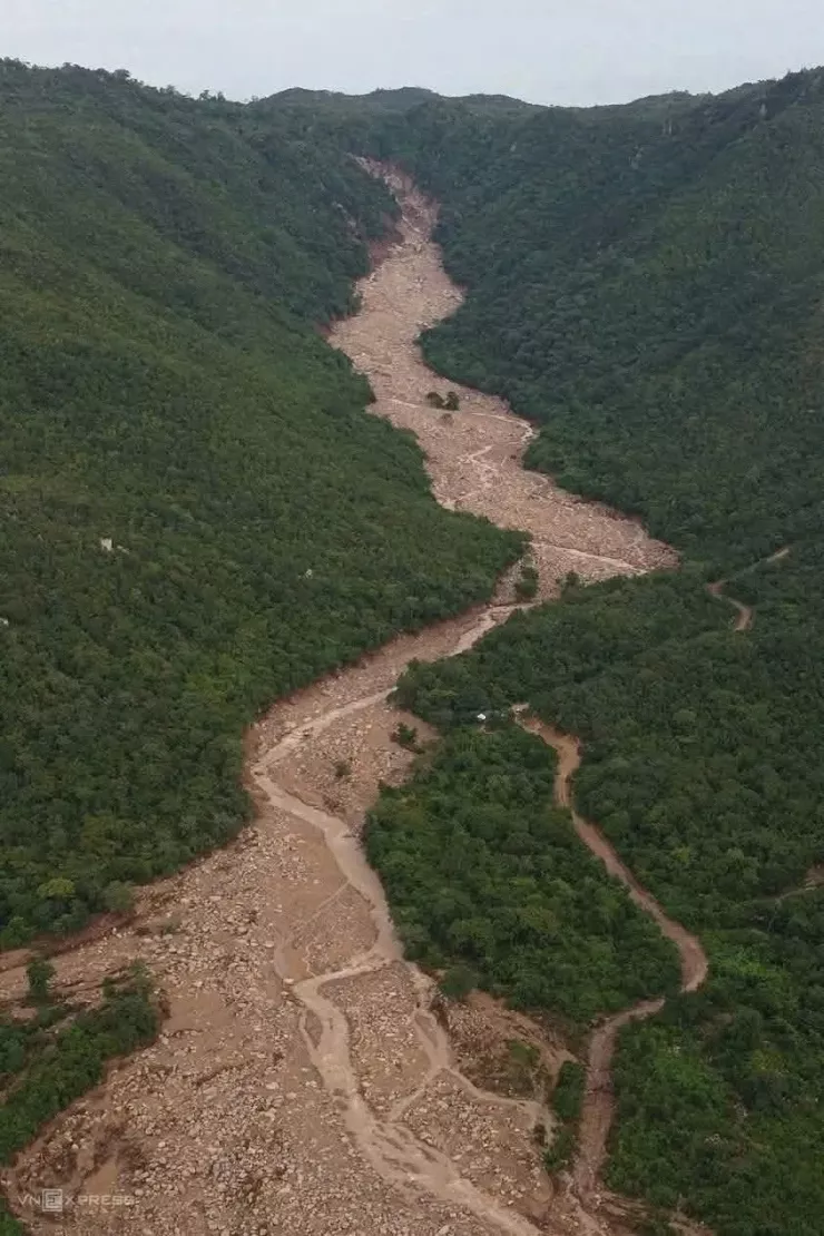 Dòng chảy từ núi Tân Lai xuống khu dân cư phía dưới.