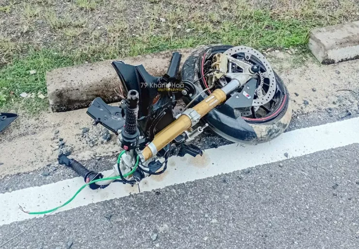 Một bộ phận gãy rời của chiếc mô tô phân khối lớn. Ảnh: KH