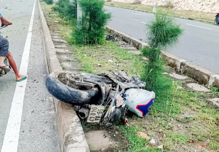 Chiếc mô tô gãy nát sau va chạm. Ảnh: KH