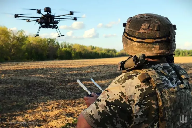 Binh sĩ thuộc Lữ đoàn Cơ giới số 22 của Ukraine điều khiển UAV trên chiến trường. Ảnh: X