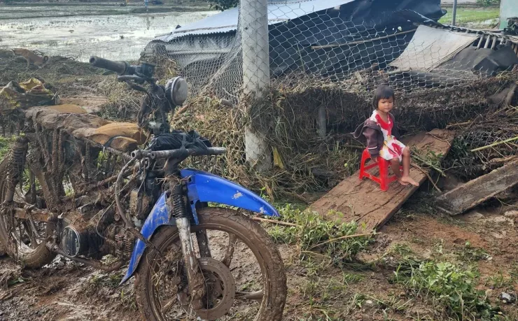 Ngày 2-10, nước từ hồ chứa trên núi Tân Lai đã từng đổ xuống thôn 2, xã Tuy Phong gây thiệt hại đối với người dân.