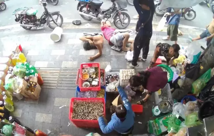 Trong quá trình sơn sửa mặt tiền từ tầng cao thì anh N bị trượt ngã khỏi thang, rơi sang tấm bạt che của nhà số 16 kế bên.