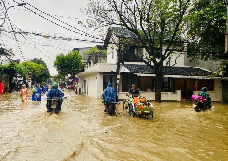 Một số đoạn trên các tuyến Dương Văn An, Trường Chinh, Hùng Vương, Bùi Thị Xuân (khu vực cầu Lòn) ngập từ 0,1-0,2m khiến xe cộ lưu thông chậm, một số phương tiện buộc phải quay đầu để đảm bảo an toàn hoặc bị chặn đường không cho phép lưu thông.