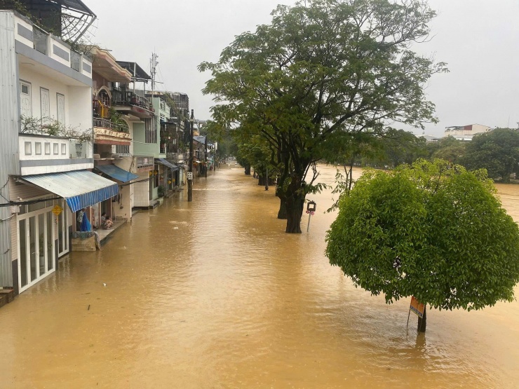 Đường Huỳnh Thúc Kháng. Ảnh: Bảo Anh.