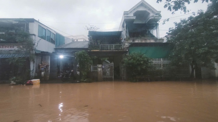 Thành phố Huế: Lụt trở lại, di dời nhiều hộ dân vì nứt đồi - 6