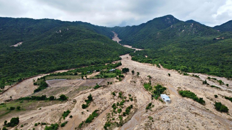 Sau khi xảy ra lũ quét do mưa lớn, đặc biệt là nguồn nước từ hồ nuôi cá của doanh nghiệp đắp trên núi bị vỡ đã làm khu vực Cây Cà, thuộc thôn 2 xã Tuy Phong, tỉnh Lâm Đồng, ngổn ngang bùn đất
