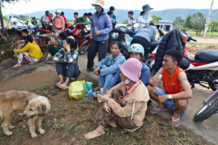 Người dân nơi đây chưa hết choáng váng khi cơn lũ dữ cuốn phăng hầu hết tài sản, vườn táo cùng hàng chục con gia súc, gia cầm.