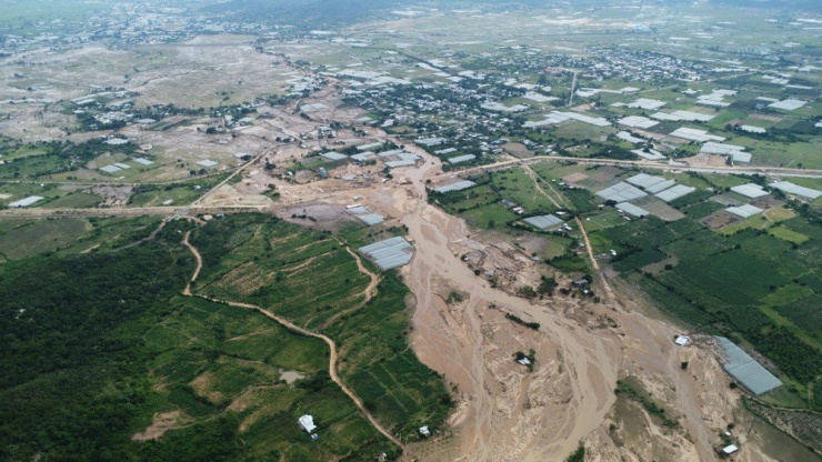 Theo người dân nơi đây, cơn lũ đổ về rất nhanh và khoảng 50 phút sau nước rút hết. Thiệt hại tài sản rất lớn nhưng đau buồn nhất là cháu Lê Nguyễn Bích Thảo (13 tuổi, ngụ thôn 2) không thể qua khỏi trong cơn lũ quét.