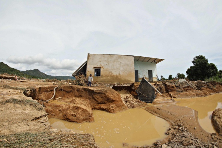Căn nhà của gia đình em Bùi Thanh Bình hư hại nghiêm trọng, không thể ở vì mất an toàn. Quanh chân nhà gần như đã bị hổng do lũ quét