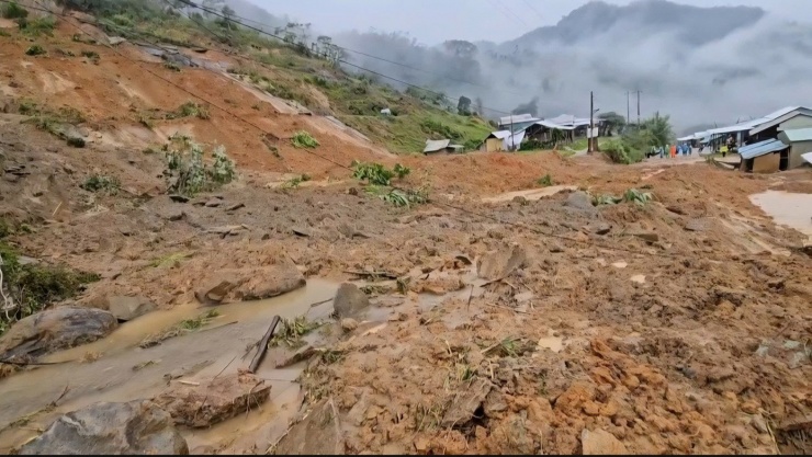 Hiện trường vụ sạt lở kinh hoàng cuốn trôi 6 nhà dân.