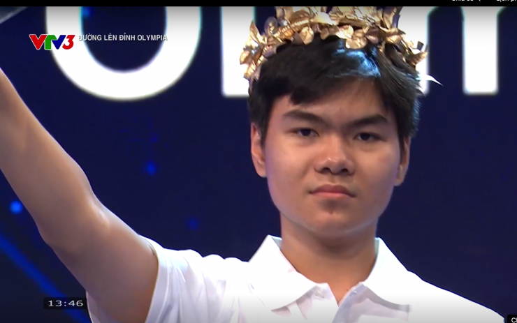 Anh Tú nhanh chóng nhấn chuông và đưa ra đáp án "Phù Đổng Thiên Vương" ở phần thi Vượt chướng ngại vật.
