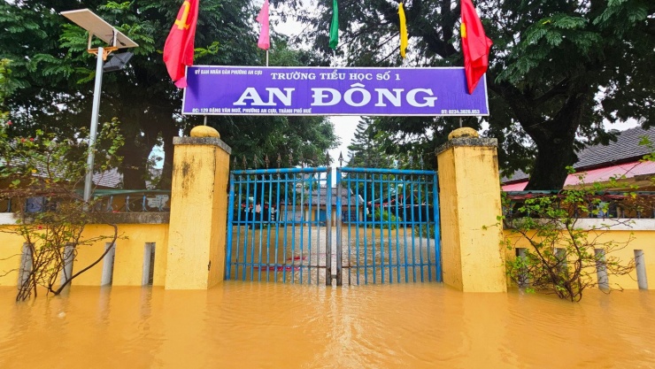 Trường tiểu học số 1 An Đông (phường An Cựu, Huế) bị ngập sâu trong trận mưa lũ lịch sử cuối tháng 10 vừa qua. Ảnh: Ngọc Văn