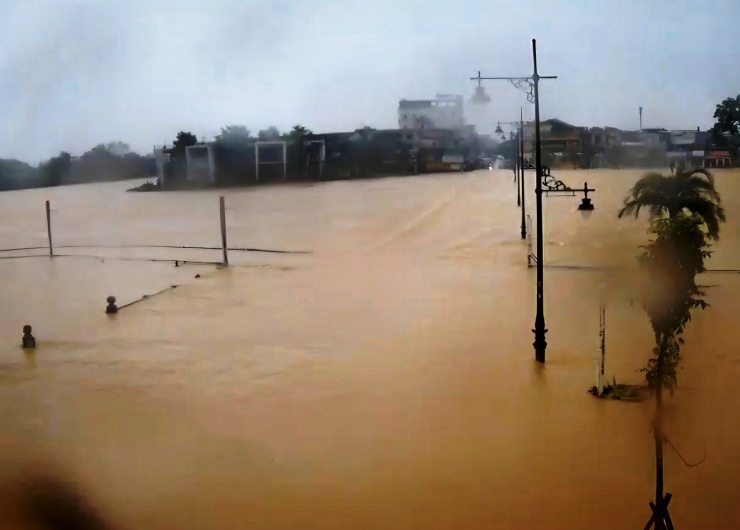 Nước lũ trên sông Hương đã tràn qua Đập Đá ở khu vực trung tâm TP Huế vào chiều 2/11. Ảnh HueS