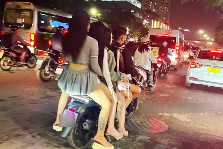 Nam thanh niên đi xe máy "kẹp 5" bị người dân ghi hình. Ảnh: CACC