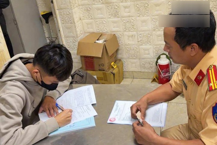 Tài xế Nguyễn Tuấn H. bị CSGT lập biên bản. Ảnh: CACC