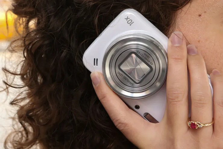 Galaxy S4 Zoom có thiết kế lai giữa máy ảnh và điện thoại.