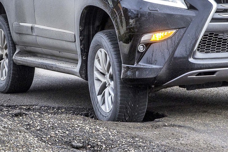 Chỉ riêng tại Mỹ trong năm 2022, tổng chi phí sửa chữa thiệt hại do ổ gà gây ra đã lên đến gần 18 tỷ USD.