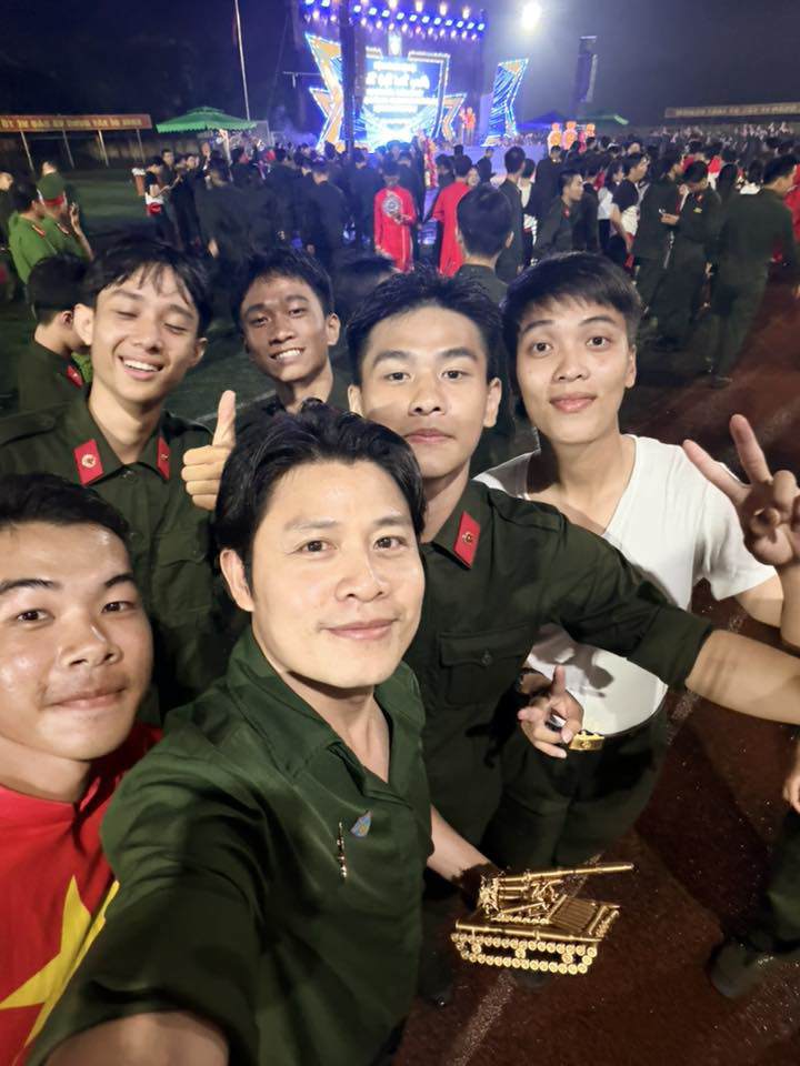 Nhạc sĩ Nguyễn Văn Chung hài hước chia sẻ: "Ôi nhiều đồng chí quá!"