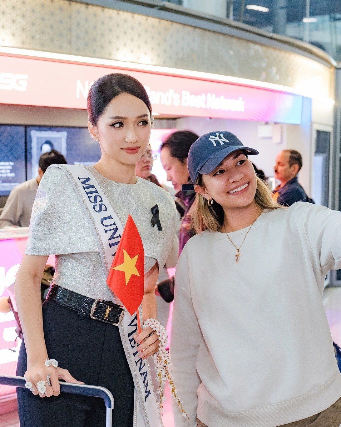 Hoa hậu Hương Giang vui vẻ chụp ảnh cùng khách du lịch yêu mến cô tại sân bay.