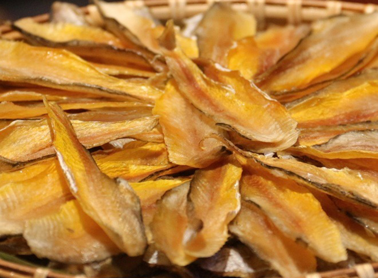 Ở dải ven biển miền Trung nắng gió, có một loài cá nhỏ bé từng bị xem là “vô giá trị”, nay lại trở thành món đặc sản có mặt trong nhà hàng, được săn lùng khắp nơi, đó là cá lẹp.
