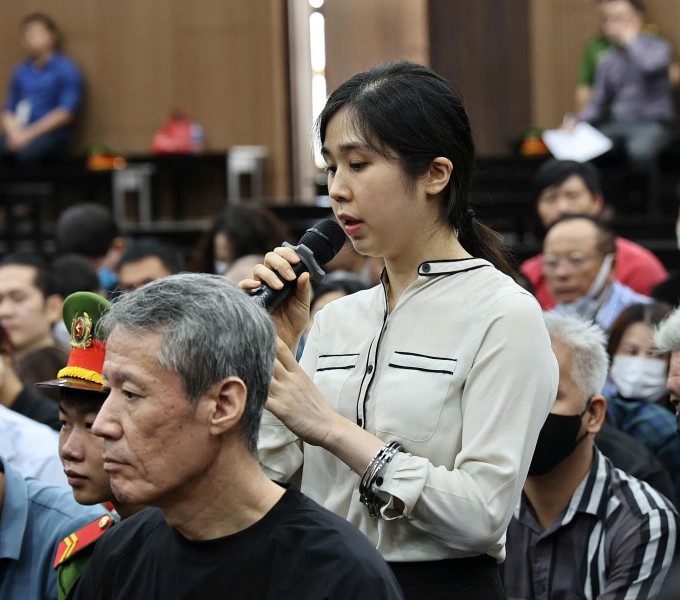 Shim Hawn Hee (đứng) và Choi Jin Bok (áo đen, ngồi) là hai trong ba quản lý sòng bạc, người Hàn Quốc, bị xét xử về tội Tổ chức đánh bạc. Ảnh: Danh Lam