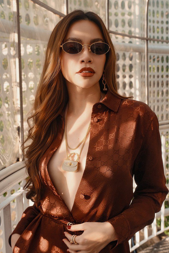 Người đẹp không hổ danh là chân dài đình đám trong làng âm nhạc khi diện cả cây Gucci và thể hiện khí chất của outfit đến từ thương hiệu sang chảnh bậc nhất giới thời trang.