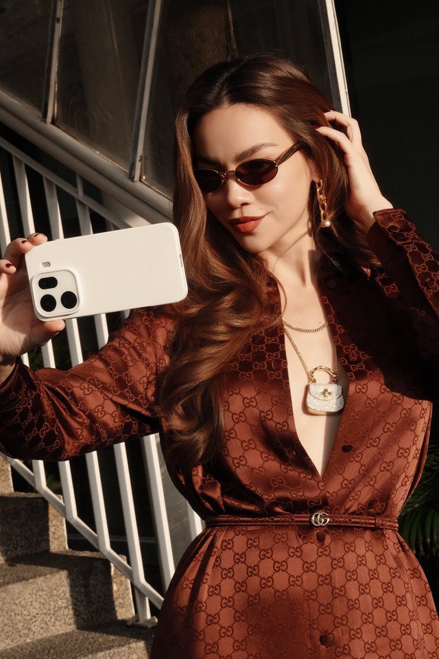 Với cách mix đồ tinh tế và khéo léo, Hồ Ngọc Hà khiến cho outfit trở nên high fashion hơn.