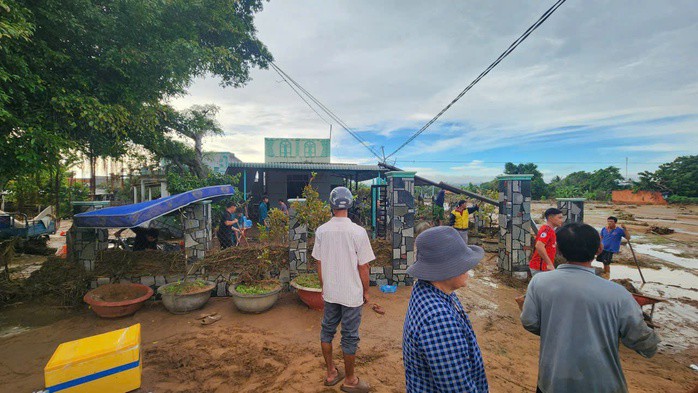 Căn nhà của bé T. sau khi nước rút bớt, sáng 2-11. Ảnh: DT