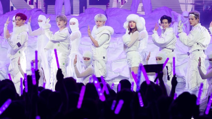 Bảo Thy và năm nghệ sĩ nam hoàn thành tiết mục.