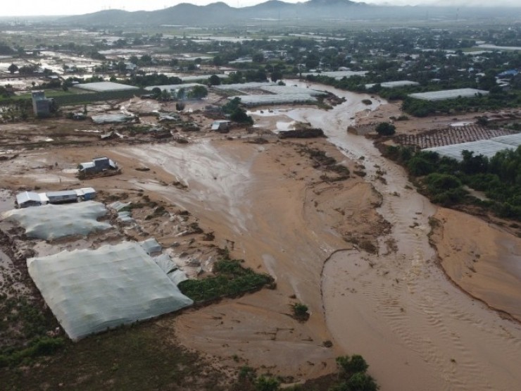Nước từ hồ chứa vỡ đổ ập xuống khu dân cư trong đêm